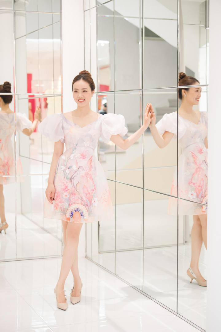 Vợ kém 15 tuổi của NSND Công Lý ngày càng xinh đẹp - 1