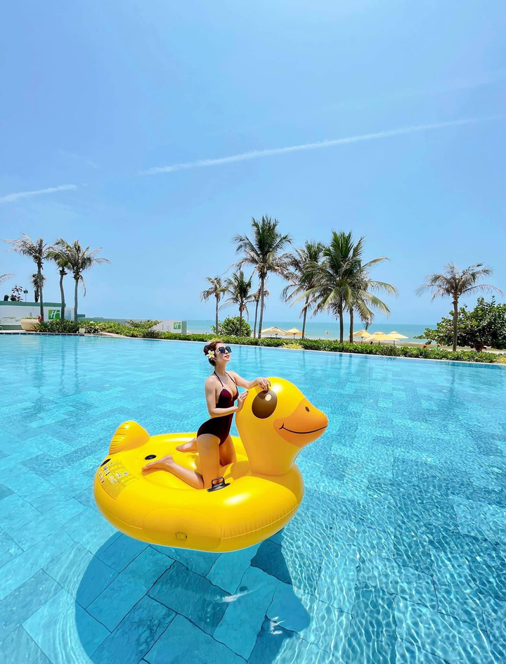 Hoa hậu 4 con Jennifer Phạm khoe vóc dáng hoàn mỹ với áo tắm - 3