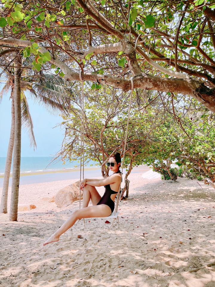 Hoa hậu 4 con Jennifer Phạm khoe vóc dáng hoàn mỹ với áo tắm - 7