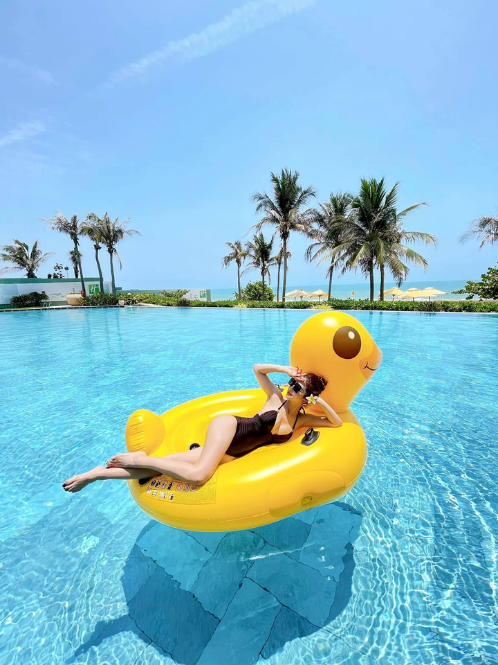 Hoa hậu 4 con Jennifer Phạm khoe vóc dáng hoàn mỹ với áo tắm - 4