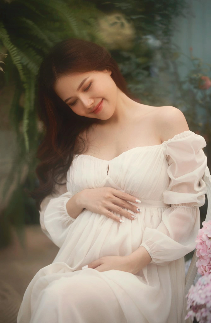 Ảnh: Phanh Lee 'Ghét thì yêu thôi' gợi cảm dù sắp sinh con đầu lòng - 1