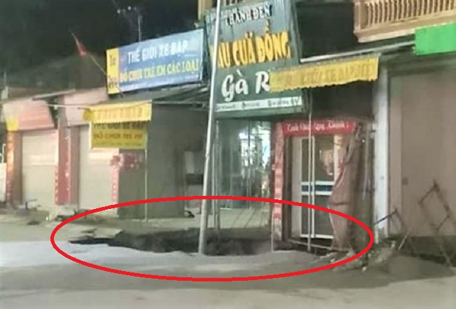 Hà Nội: Xuất hiện 'hố tử thần' sâu 5m, rộng 30m2, 20 hộ dân phải di dời - 1