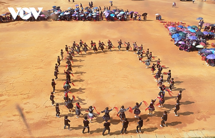 Chiêm ngưỡng màn múa khèn, múa khăn tuyệt đẹp của học sinh Mù Cang Chải - 9