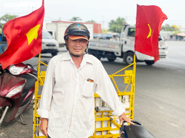 Chuyện về người đàn ông chạy xe ôm suốt 15 năm hút đinh trên quốc lộ - 2