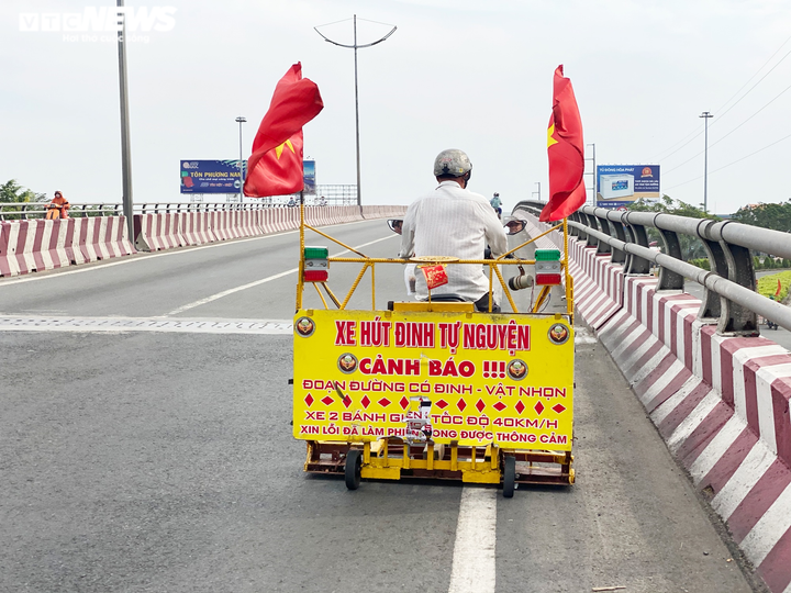 Chuyện về người đàn ông chạy xe ôm suốt 15 năm hút đinh trên quốc lộ - 3