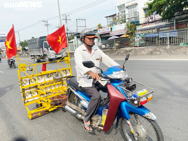 Chuyện về người đàn ông chạy xe ôm suốt 15 năm hút đinh trên quốc lộ - 1