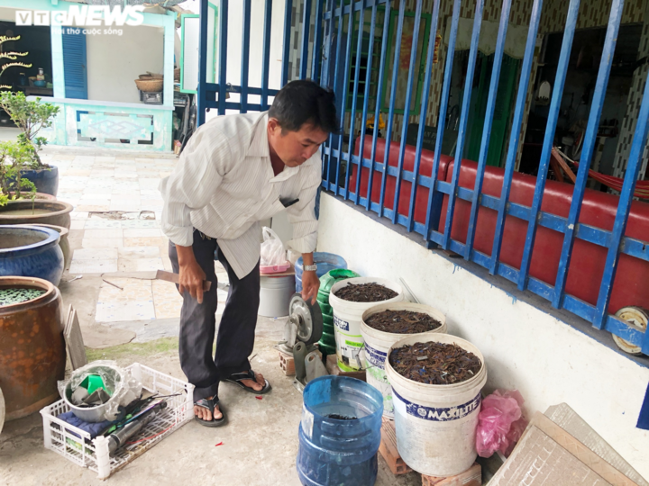 Chuyện về người đàn ông chạy xe ôm suốt 15 năm hút đinh trên quốc lộ - 7