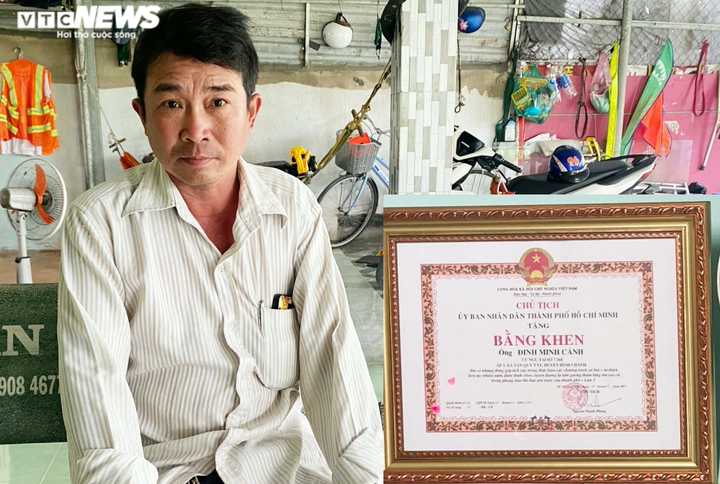 Chuyện về người đàn ông chạy xe ôm suốt 15 năm hút đinh trên quốc lộ - 8