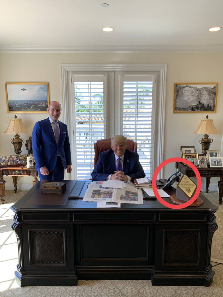 Điểm khác thường trên bàn làm việc mới của cựu Tổng thống Trump - 1