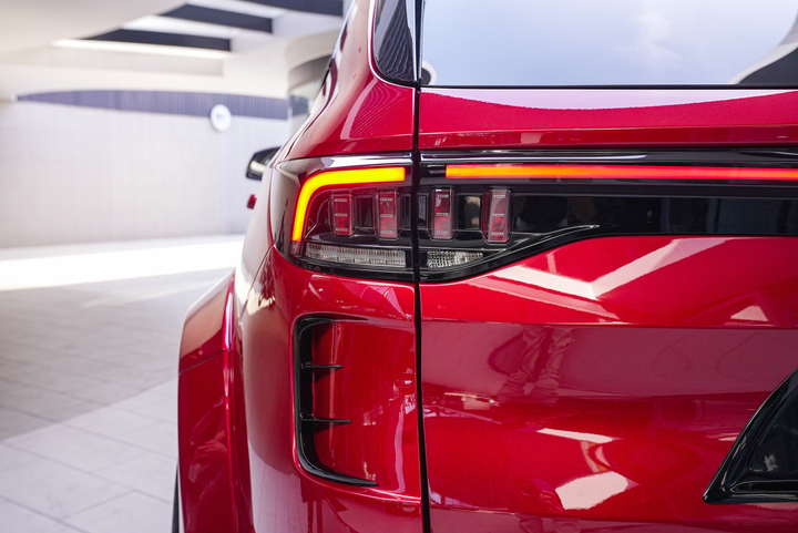 VinFast Lux SA2.0 độ theo phong cách của siêu SUV Lamborghini Urus - 14