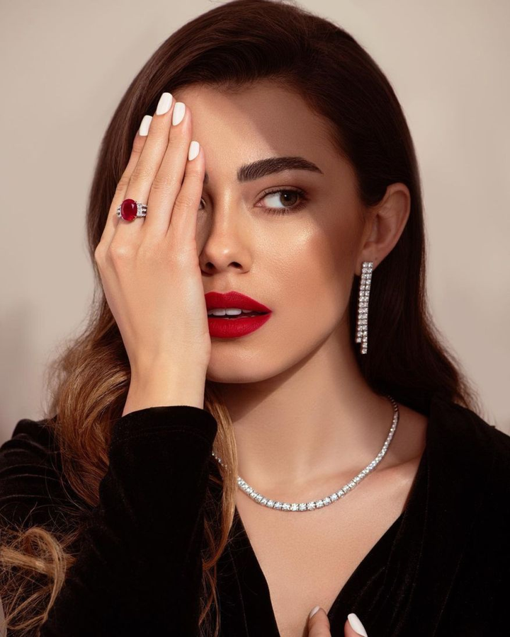 Cô gái xinh đẹp dẫn đầu đoàn rước 22 xác ướp vua chúa Ai Cập là ai? - 7