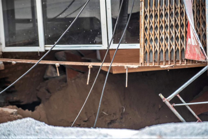 Cận cảnh 'hố tử thần' sâu 5m khiến 20 hộ dân Hà Nội phải di dời - 3