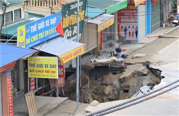 Cận cảnh 'hố tử thần' sâu 5m khiến 20 hộ dân Hà Nội phải di dời - 1