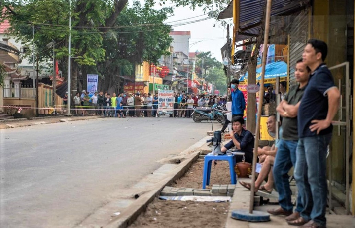 Cận cảnh 'hố tử thần' sâu 5m khiến 20 hộ dân Hà Nội phải di dời - 7