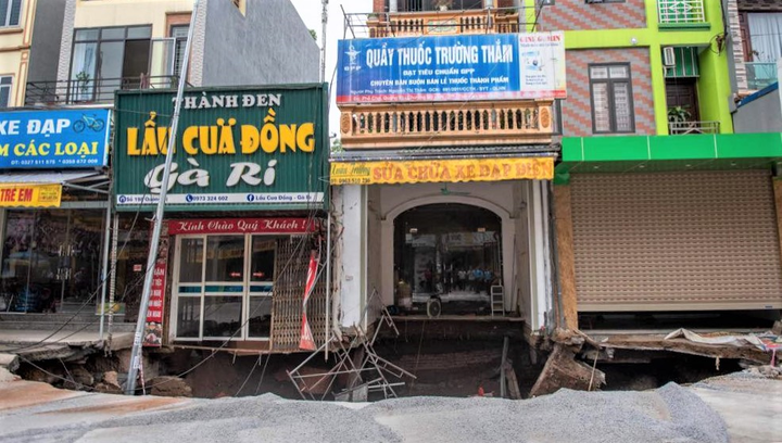 Cận cảnh 'hố tử thần' sâu 5m khiến 20 hộ dân Hà Nội phải di dời - 5