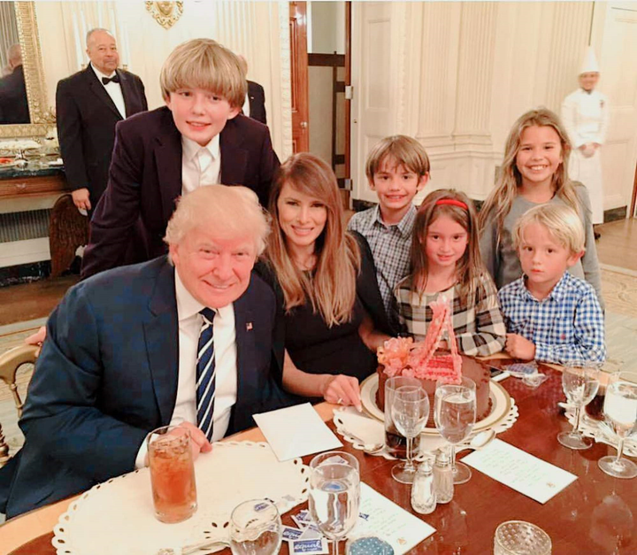 Ảnh quý tử Barron Trump bên 10 đứa cháu khiến dân mạng mê mẩn - 4