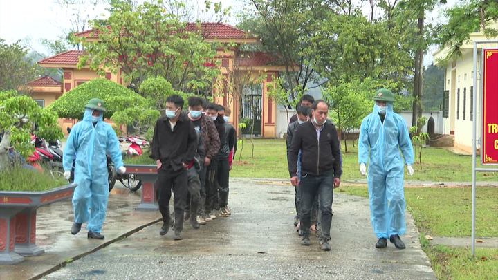 Bắt 10 người Việt Nam đưa 11 công dân Trung Quốc sang Lào trái phép - 2