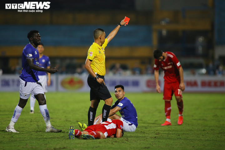 Cầu thủ Hà Nội FC nhận thẻ đỏ, HLV Hoàng Văn Phúc nói trọng tài nặng tay - 1