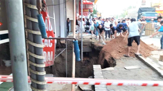 Cận cảnh 'hố tử thần' sâu 5m khiến 20 hộ dân Hà Nội phải di dời - 6