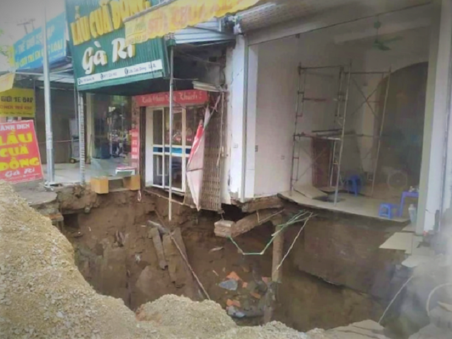 Cận cảnh 'hố tử thần' sâu 5m khiến 20 hộ dân Hà Nội phải di dời - 2