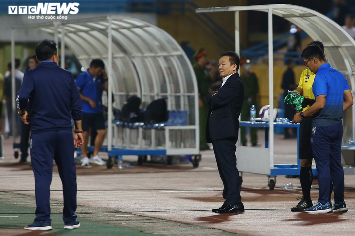 Hà Nội FC lần đầu thua Viettel: Bầu Hiển khó chịu, Quang Hải ngửa mặt than trời - 14