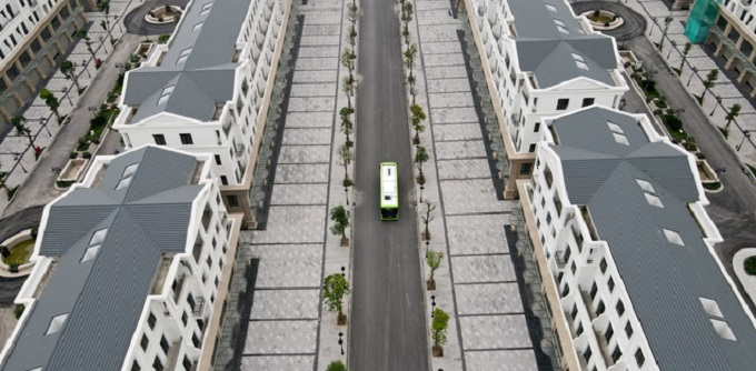 Ảnh: Cận cảnh xe buýt điện VinBus lăn bánh trên đường phố Hà Nội - 3