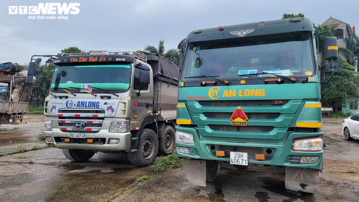 Bắc Ninh: Bắt giữ 2 xe tải nghi chở 30 tấn chất thải công nghiệp - 1