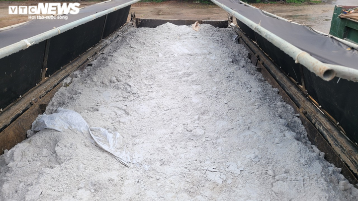 Bắc Ninh: Bắt giữ 2 xe tải nghi chở 30 tấn chất thải công nghiệp - 2