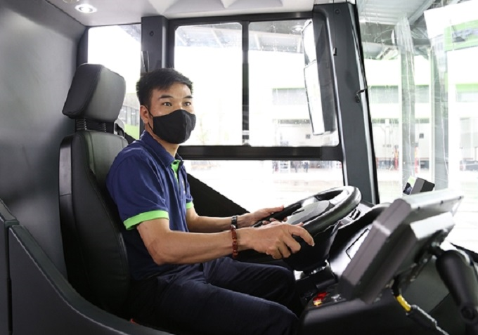 Ảnh: Cận cảnh xe buýt điện VinBus lăn bánh trên đường phố Hà Nội - 15