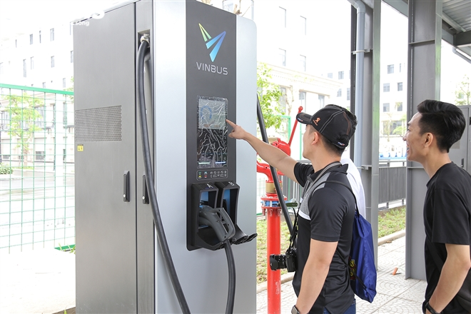 Ảnh: Cận cảnh xe buýt điện VinBus lăn bánh trên đường phố Hà Nội - 14