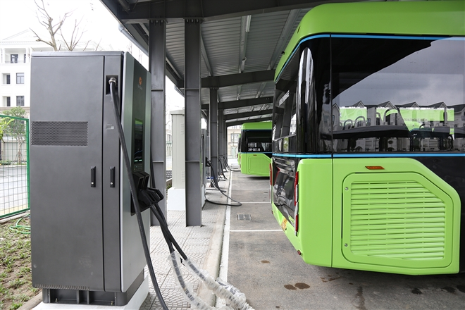 Ảnh: Cận cảnh xe buýt điện VinBus lăn bánh trên đường phố Hà Nội - 6