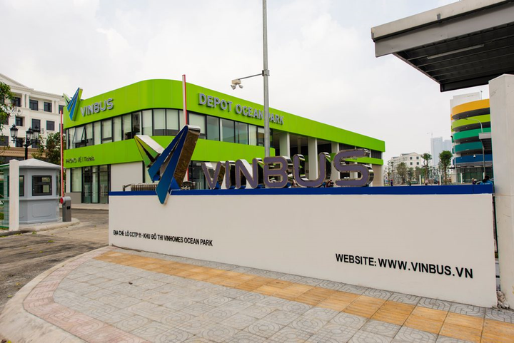 Ảnh: Cận cảnh xe buýt điện VinBus lăn bánh trên đường phố Hà Nội - 1