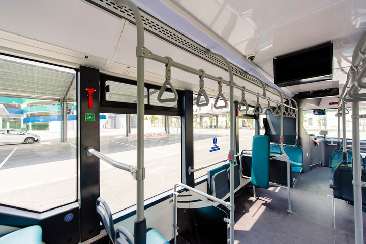 Ảnh: Cận cảnh xe buýt điện VinBus lăn bánh trên đường phố Hà Nội - 9