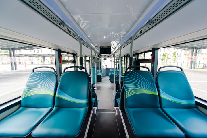 Ảnh: Cận cảnh xe buýt điện VinBus lăn bánh trên đường phố Hà Nội - 8