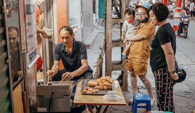 Chuyện về hàng quẩy đùi gà mộc mạc 'bán' cả tuổi thơ cho bao người Hà Nội - 1