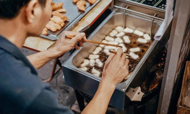 Chuyện về hàng quẩy đùi gà mộc mạc 'bán' cả tuổi thơ cho bao người Hà Nội - 7