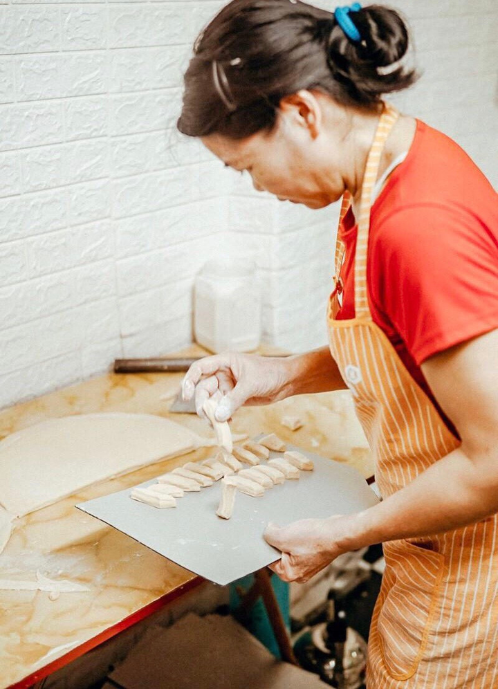 Chuyện về hàng quẩy đùi gà mộc mạc 'bán' cả tuổi thơ cho bao người Hà Nội - 6