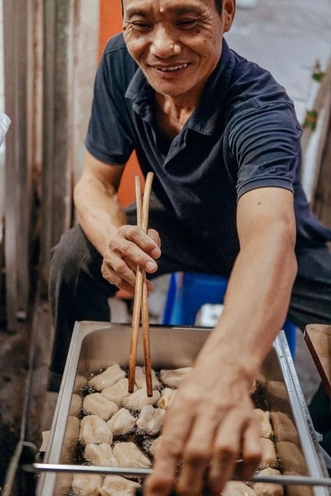 Chuyện về hàng quẩy đùi gà mộc mạc 'bán' cả tuổi thơ cho bao người Hà Nội - 3