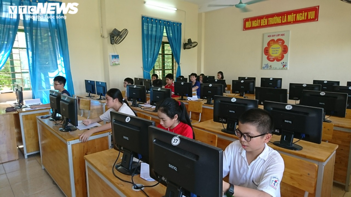  Hơn 16.000 học sinh phổ thông tranh tài giải Toán và Vật lý qua Internet - 1