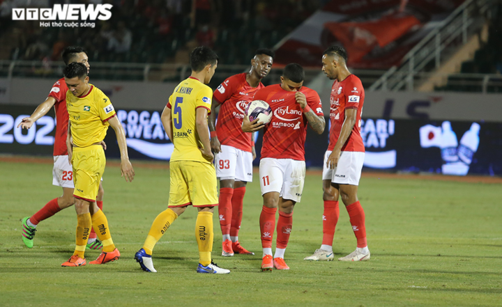 Lee Nguyễn ghi bàn, CLB TP.HCM đè bẹp SLNA - 2