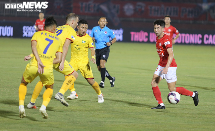 Lee Nguyễn ghi bàn, CLB TP.HCM đè bẹp SLNA - 1