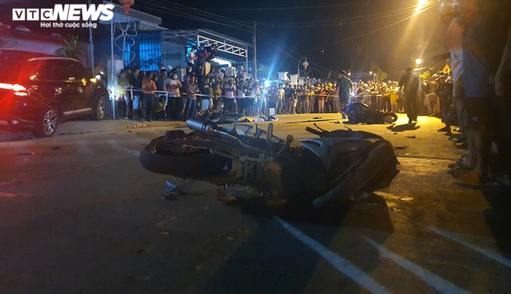 Ô tô 7 chỗ tông liên hoàn 4 xe máy, 5 người thương vong - 1