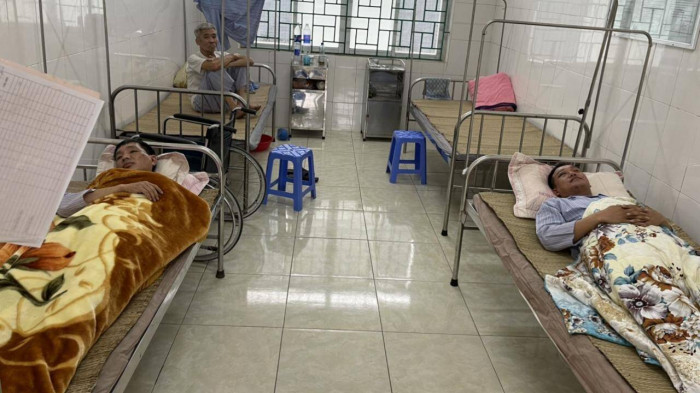 Khống chế cặp vợ chồng vận chuyển ma túy ở Hòa Bình, 2 chiến sĩ CSGT bị thương - 1