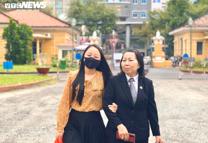 Nữ tiếp viên hàng không bị xe Mercedes tông: Có ai đổi 79% sức khoẻ lấy 1,4 tỷ? - 1