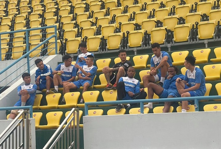 Bị nợ lương 8 tháng, cầu thủ Than Quảng Ninh phải ngửa tay xin tiền vợ - 1