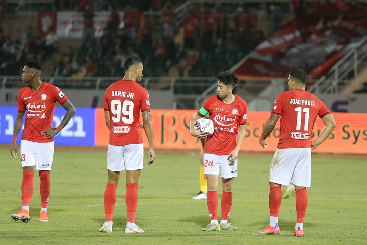 3 ngoại binh giành bóng, vây Lee Nguyễn tranh đá phạt đền - 2