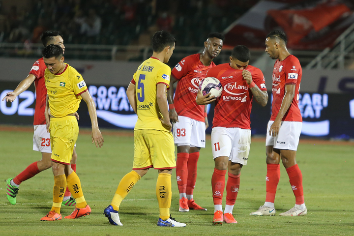 3 ngoại binh giành bóng, vây Lee Nguyễn tranh đá phạt đền - 1