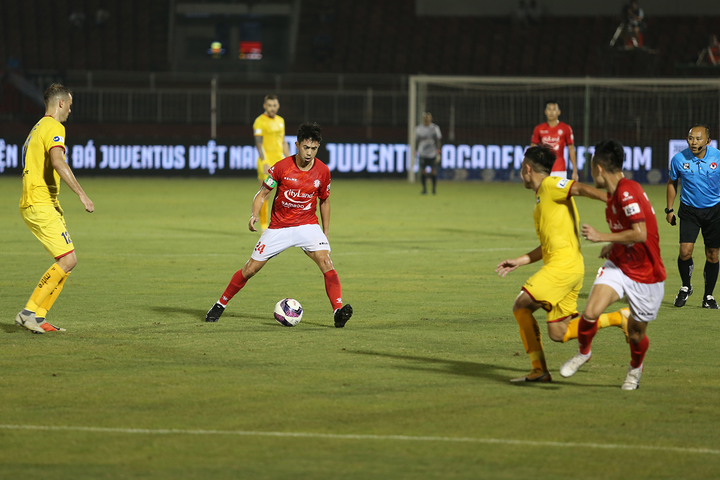 3 ngoại binh giành bóng, vây Lee Nguyễn tranh đá phạt đền - 8