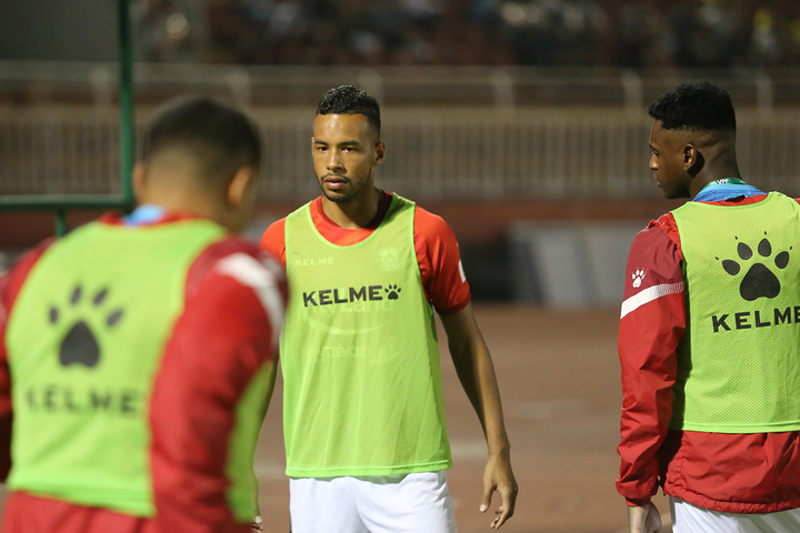 3 ngoại binh giành bóng, vây Lee Nguyễn tranh đá phạt đền - 3