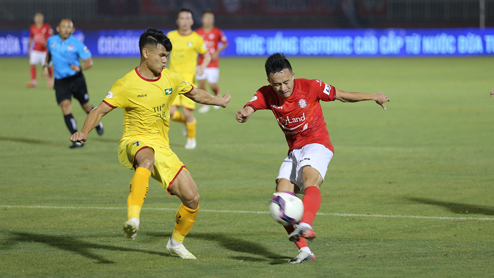 3 ngoại binh giành bóng, vây Lee Nguyễn tranh đá phạt đền - 7